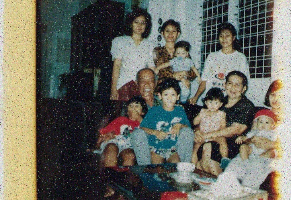 Pramoedya Ananta Toer dan keluarga, ca. 1993